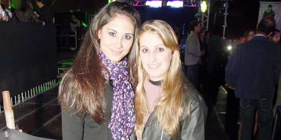 Curtindo os agitos da cidade noite dessas: as amigas Paula Mendes e Ludmila Amaral 